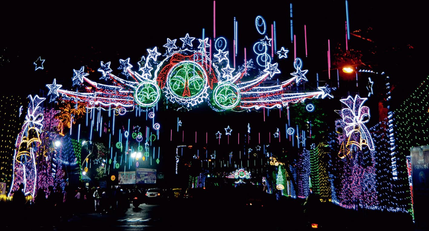 क्रिसमस पर रोशनी से जगमगाया पार्क स्ट्रीट, पूरे महानगर में सुरक्षा के सख्त इंतजाम