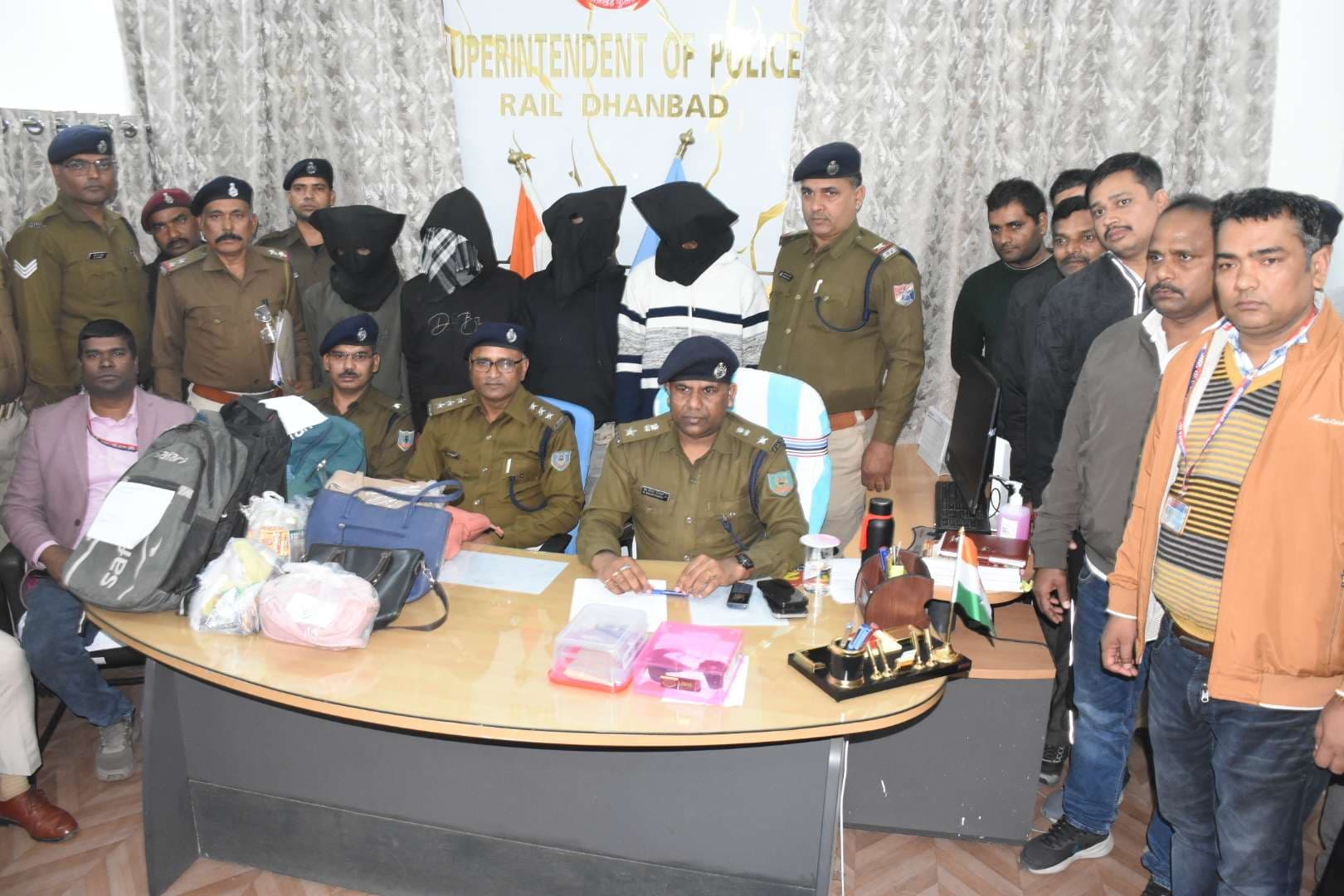 Dhanbad News: धनबाद में जनरल कोच में चढ़े पांच युवक, प्रधानखांटा में चेन पुलिंग कर ए-2 कोच में घुसे और लूटपाट की