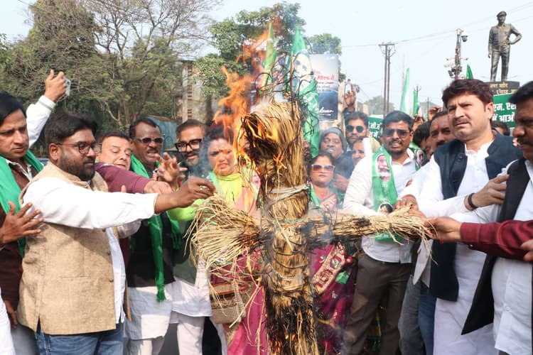 Dhanbad News: बीसीसीएल व डीजीएमएस के खिलाफ झामुमो का प्रदर्शन