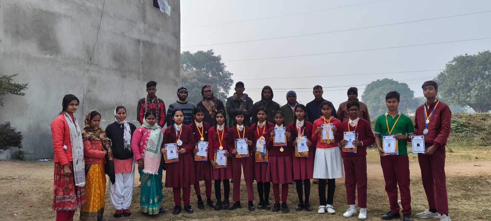 मेधावी छात्रों को मेडल देकर किया सम्मानित