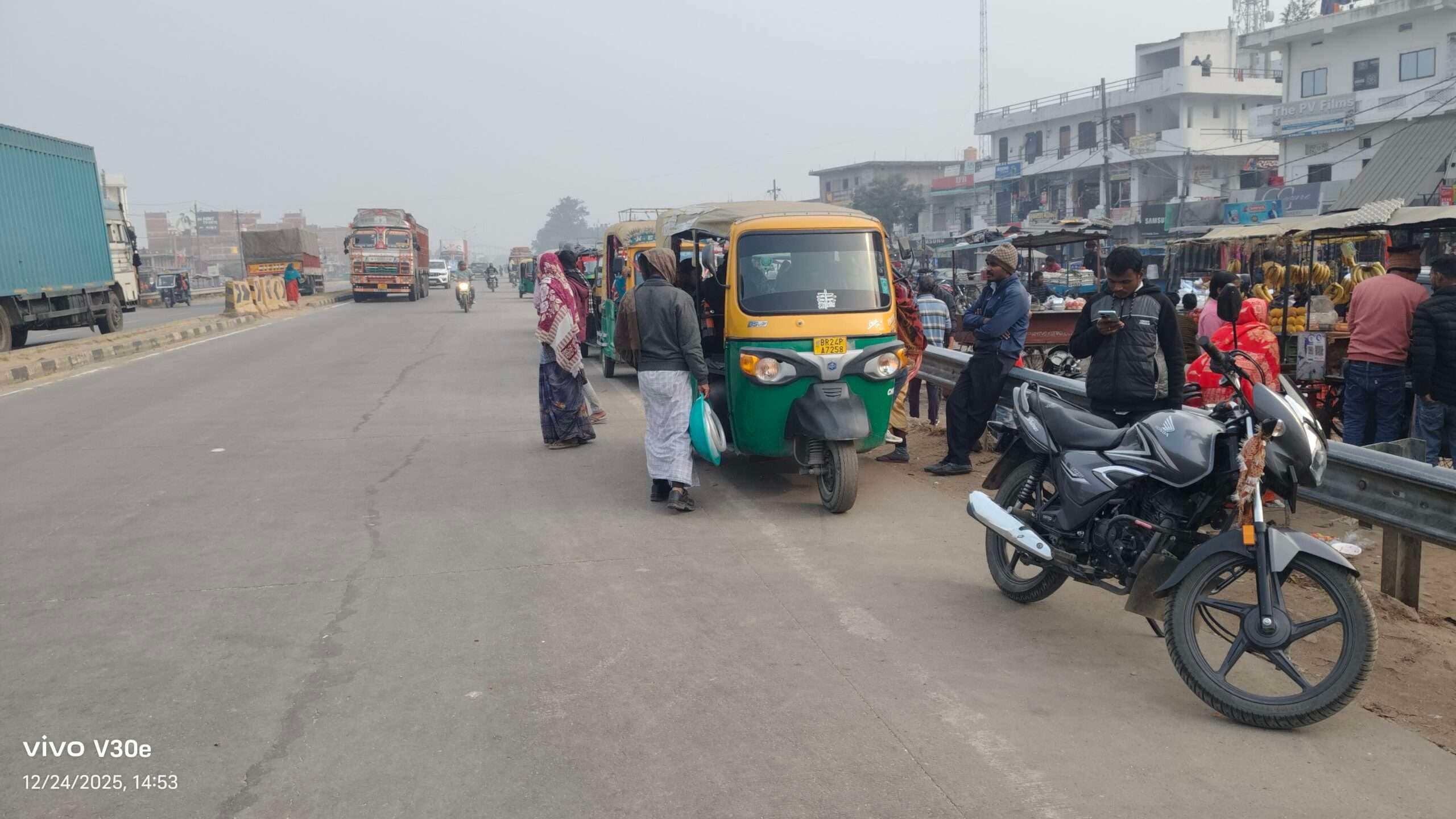 पुसौली बाजार में एनएच-19 पर अवैध स्टैंड बना हादसों का कारण, प्रशासनिक निर्देश बेअसर