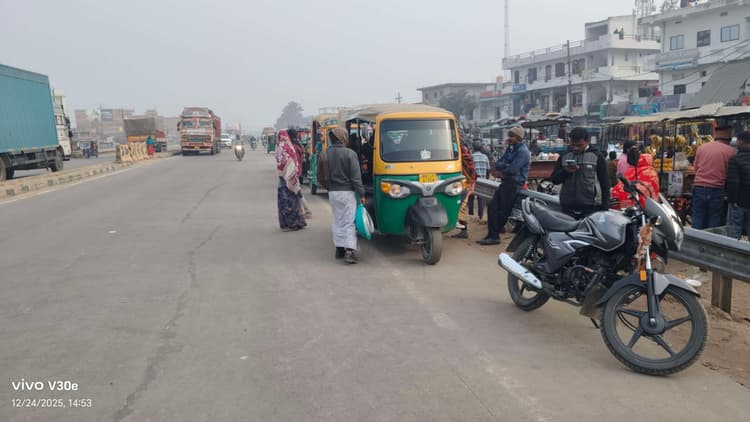 पुसौली बाजार में एनएच-19 पर अवैध स्टैंड बना हादसों का कारण, प्रशासनिक निर्देश बेअसर