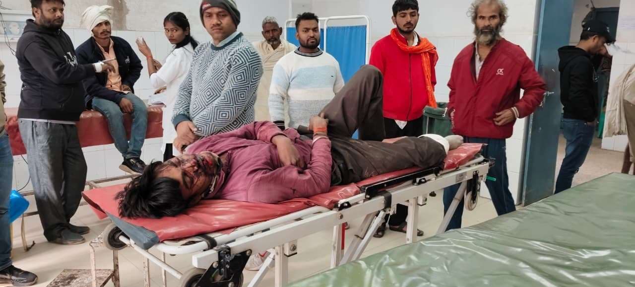 अनियंत्रित होकर बाइक पलटी, दो घायल, एक गंभीर