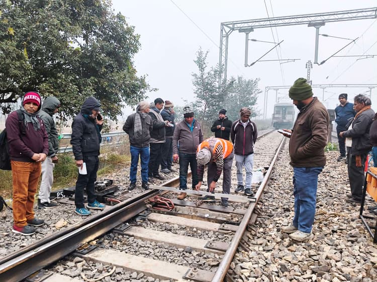 फेसर में मालगाड़ी की तीन बोगियां पटरी से उतरी