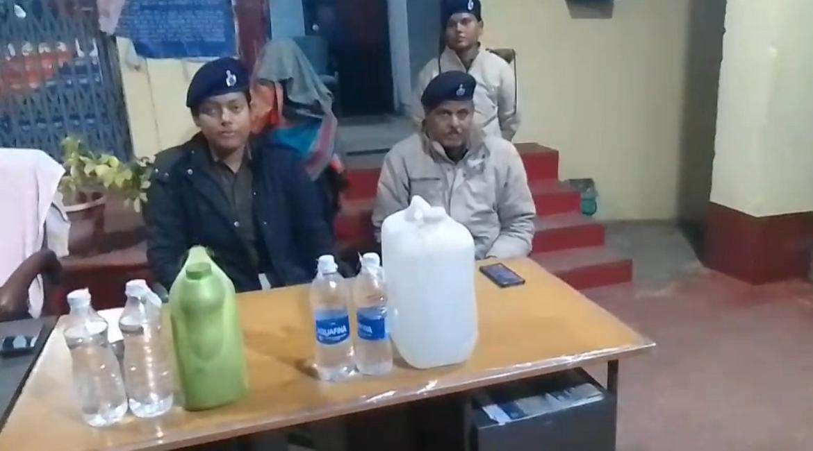 700 लीटर महुआ घोल नष्ट, महिला गिरफ्तार