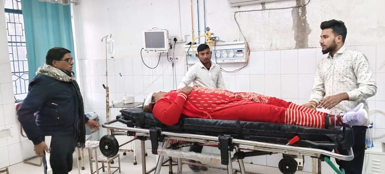मेढ़ गांव के समीप बाइक से गिरकर एएनएम घायल