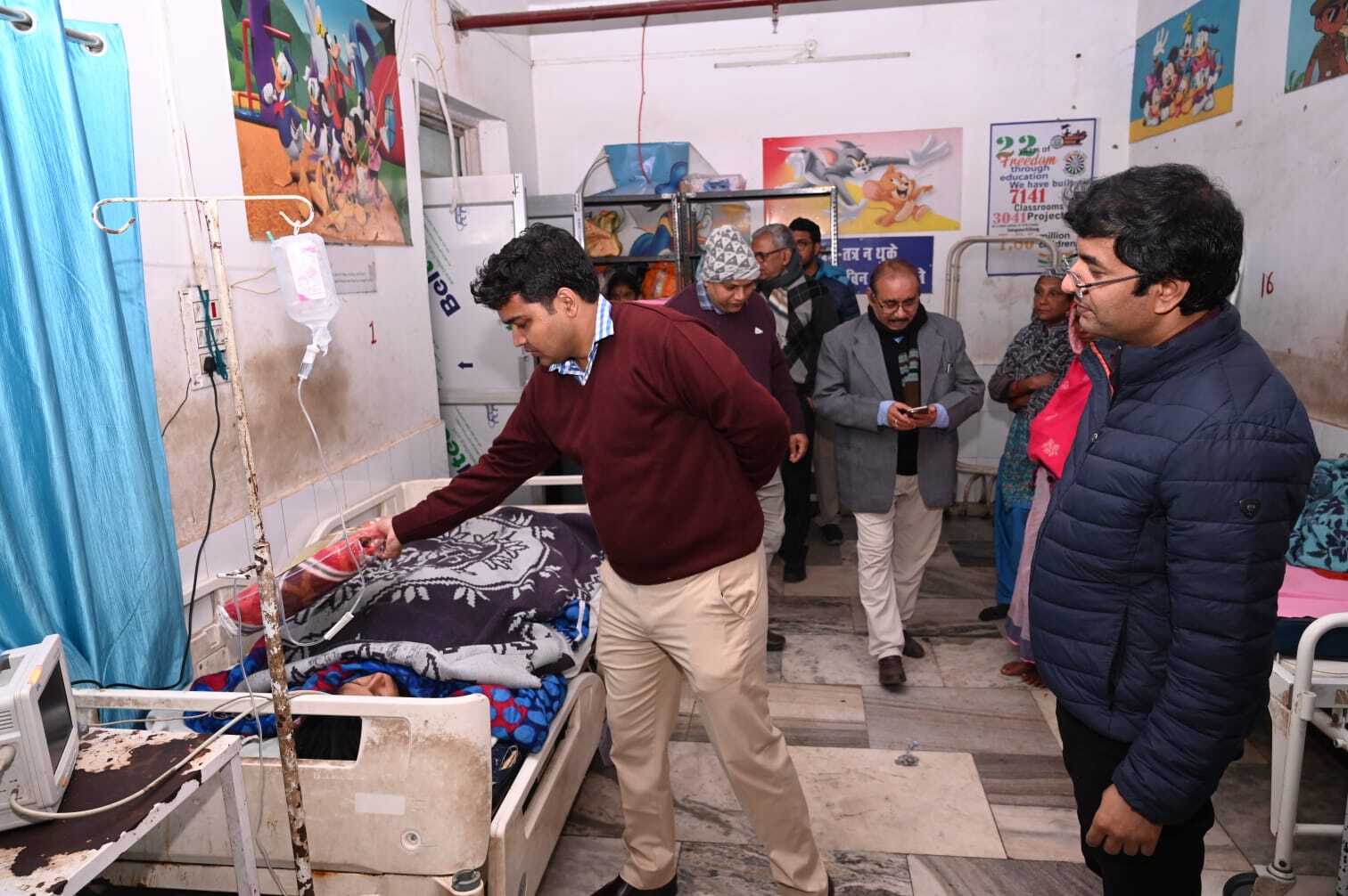 डीसी ने जरूरतमंदों के बीच कंबल का किया वितरण
