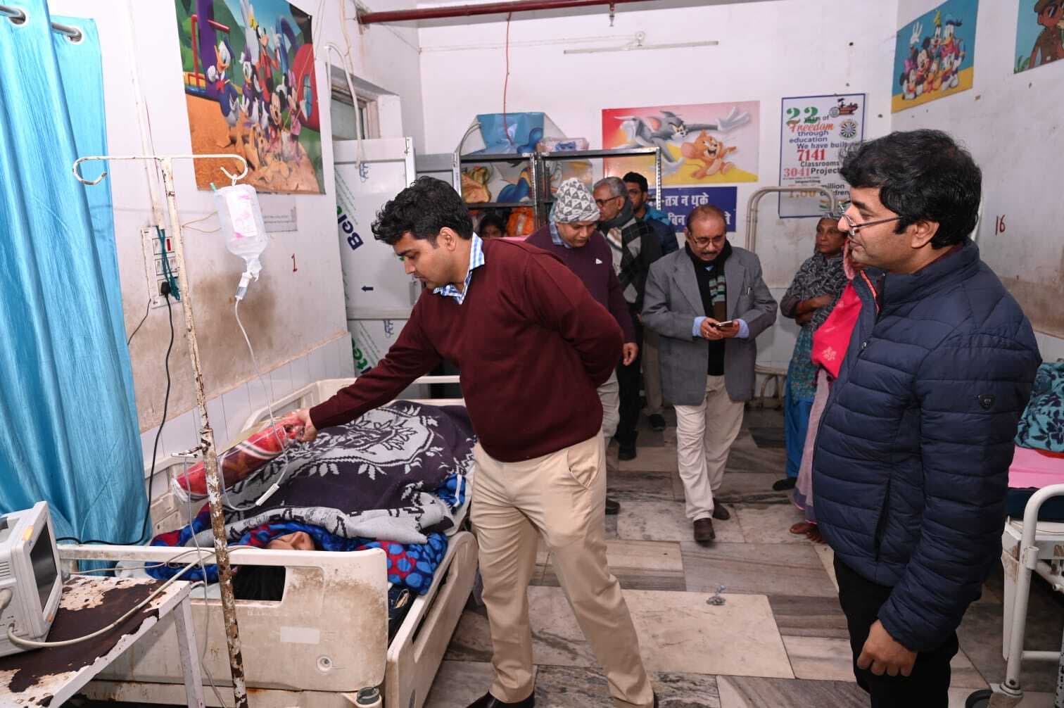 डीसी ने जरूरतमंदों के बीच कंबल का किया वितरण