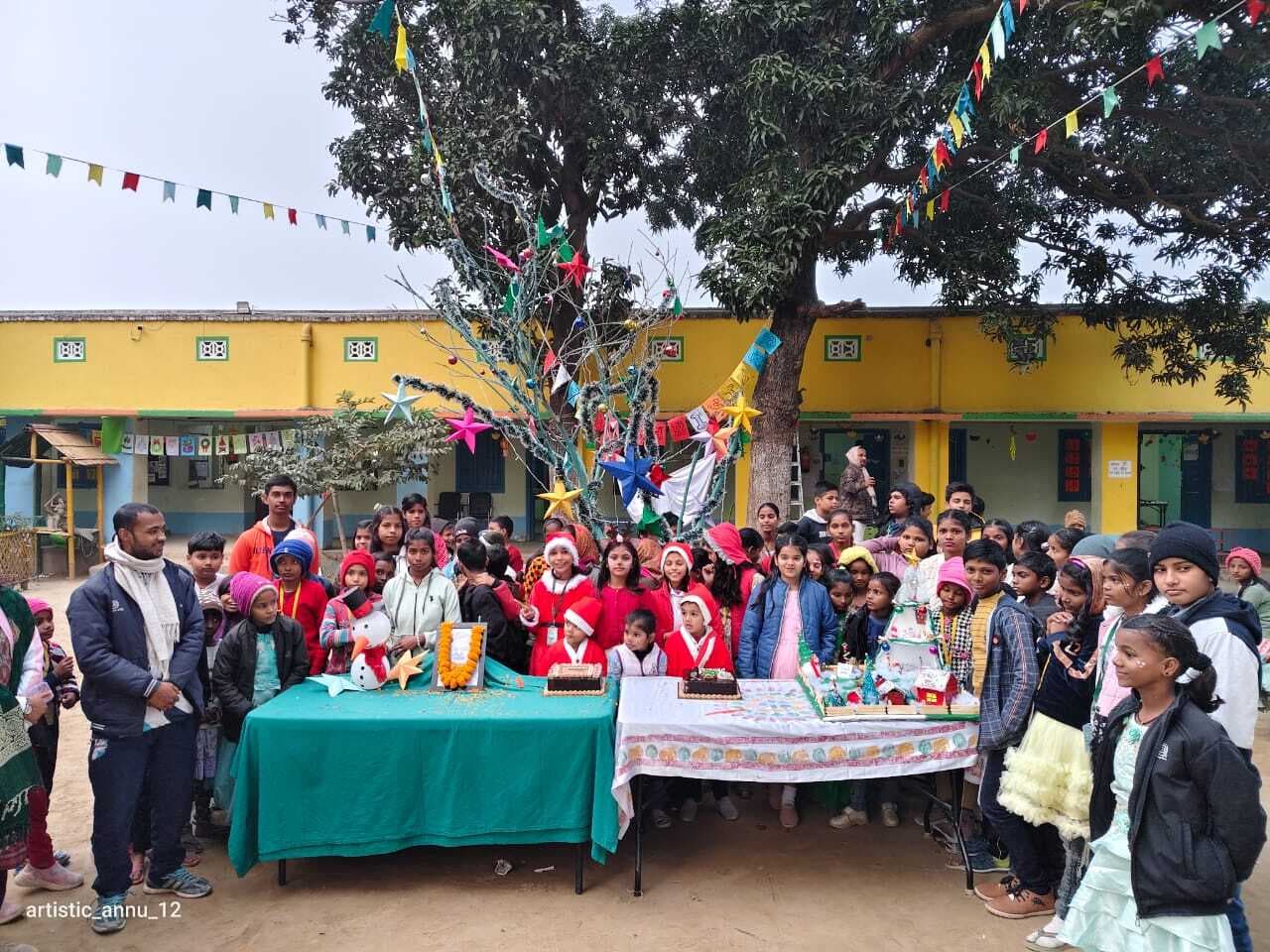 बच्चों ने मोहल्लों का भ्रमण कर लोगों को क्रिसमस की दी शुभकामनाएं