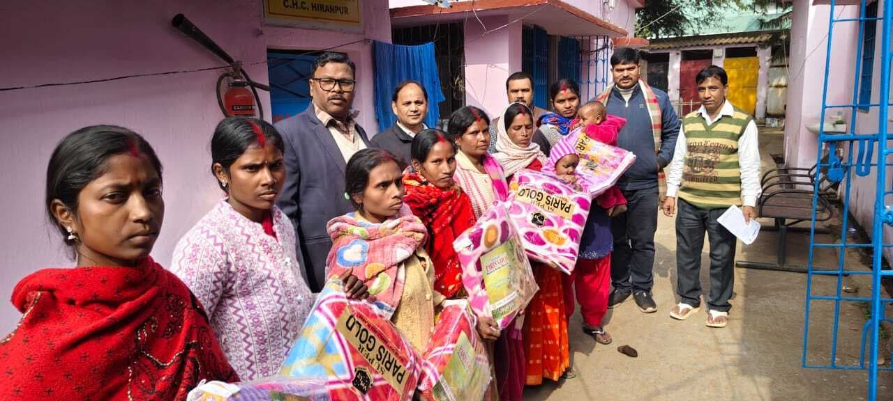 सीएचसी में 12 महिलाओं के बीच बांटे गये कंबल