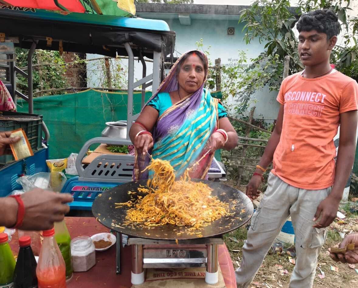 सखी मंडल से जुड़कर आत्मनिर्भर बनीं बीना देवी