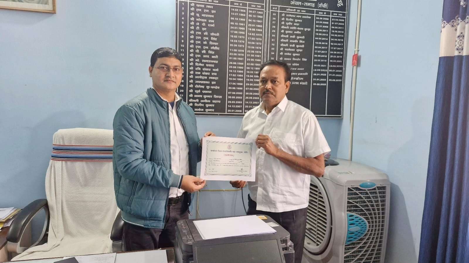 आंदोलनकारियों को सीओ ने सौंपा प्रमाण पत्र