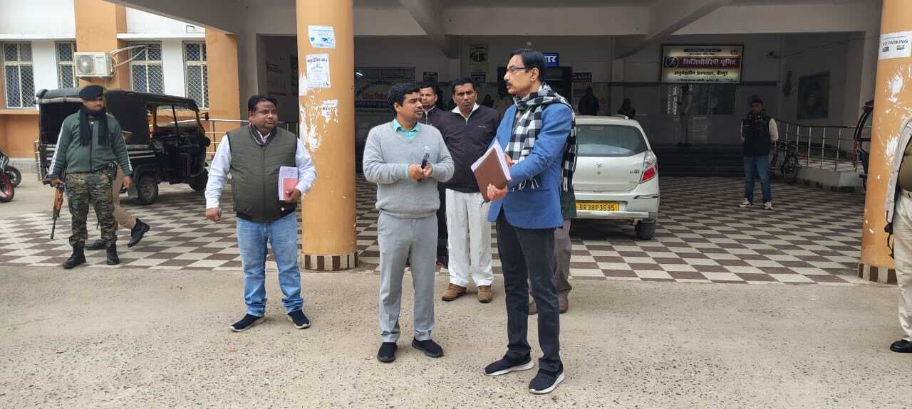 डीएम ने अनुमंडलीय अस्पताल का किया निरीक्षण, साफ-सफाई को लेकर दिखे नाराज