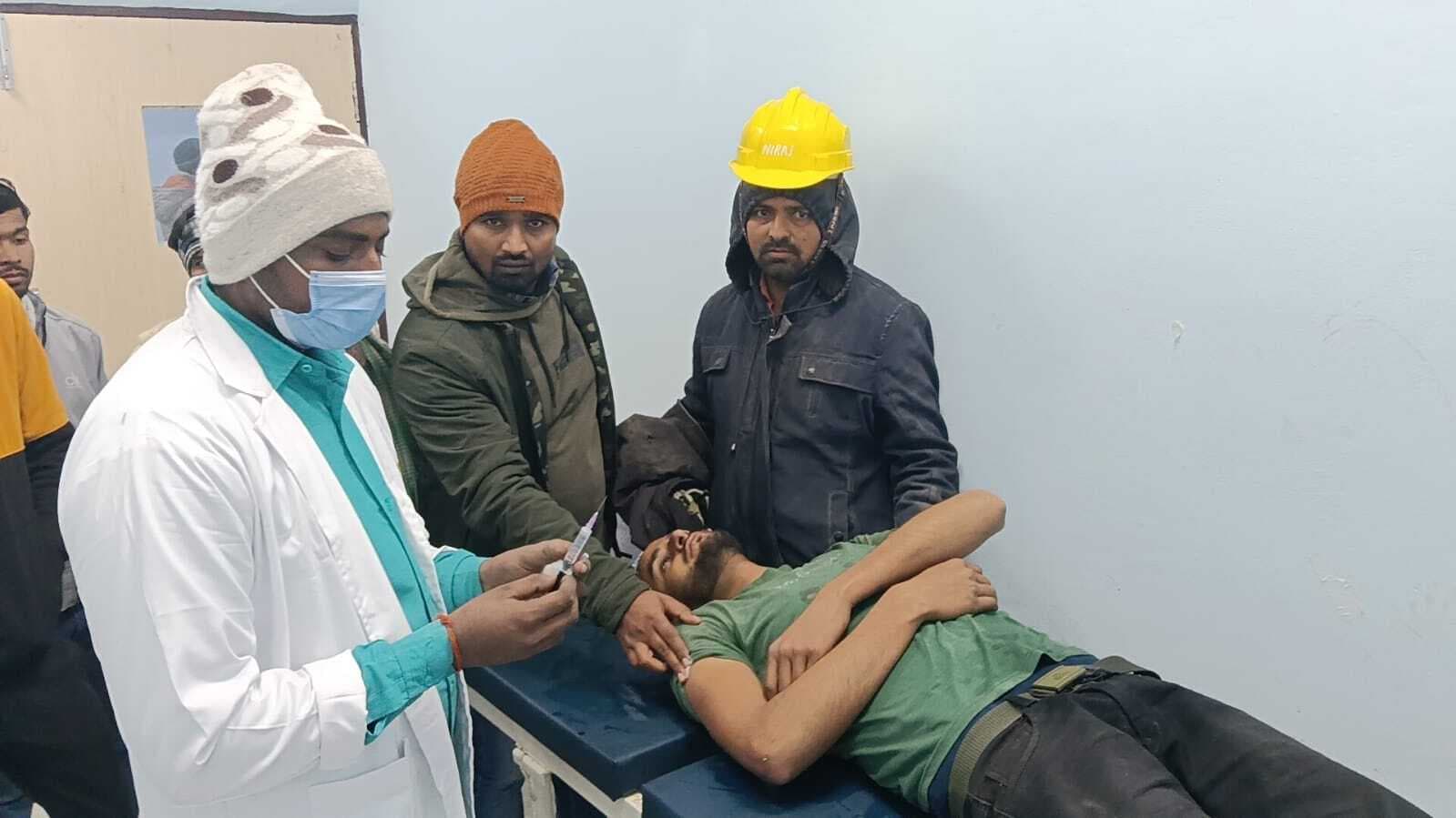 मांझा पथरा पेट्रोल पंप के पास खड़ी बोलेरो में ट्रक ने मारी टक्कर, चालक हुआ घायल