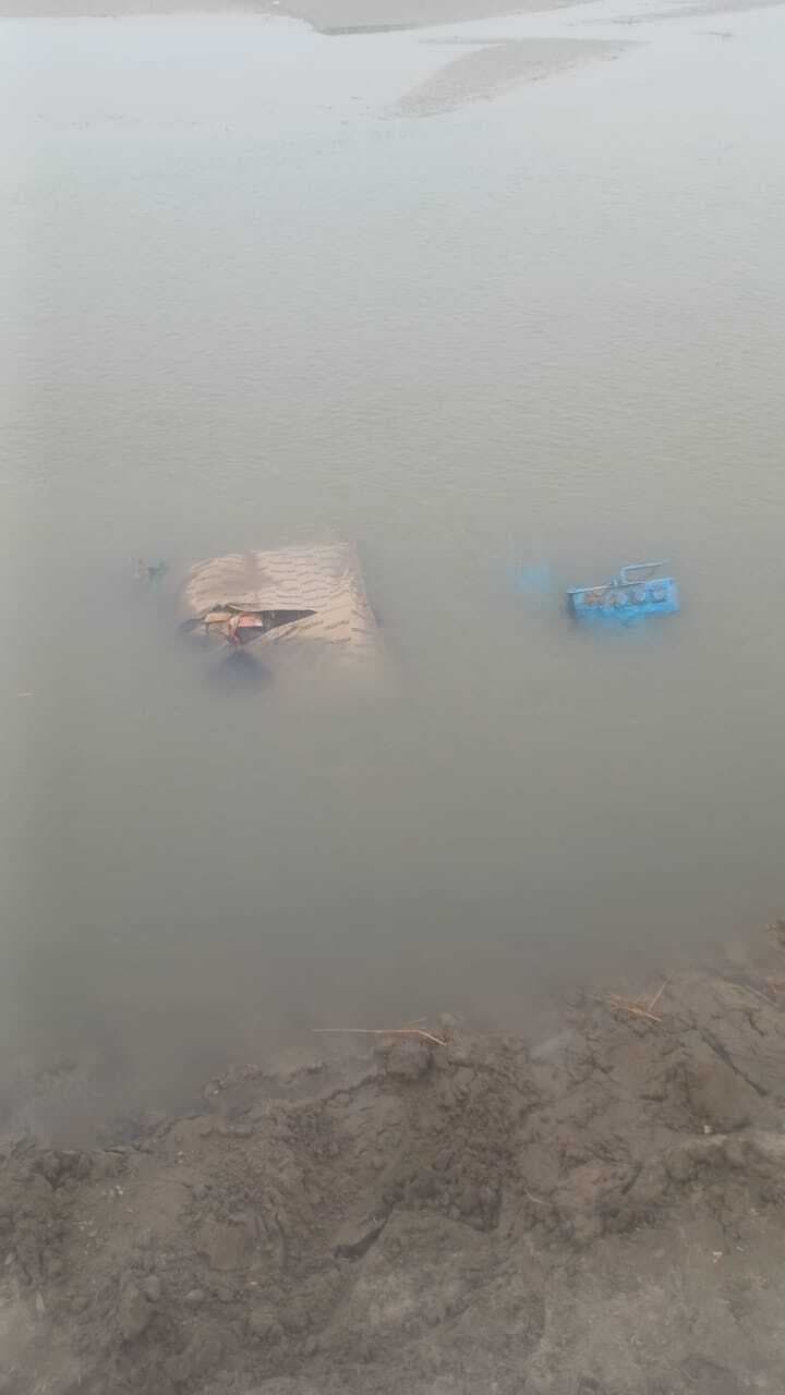 ट्रैक्टर अनियंत्रित होकर नदी में पलटा, चालक जख्मी