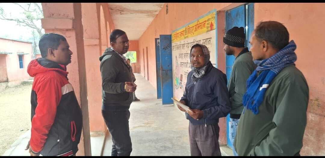 स्कूल निरीक्षण में हाजिरी बना कर गायब मिली शिक्षिका