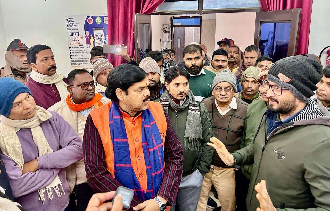 सिधवलिया में विधायक मिथिलेश तिवारी ने स्वास्थ्य संस्थानों का किया निरीक्षण