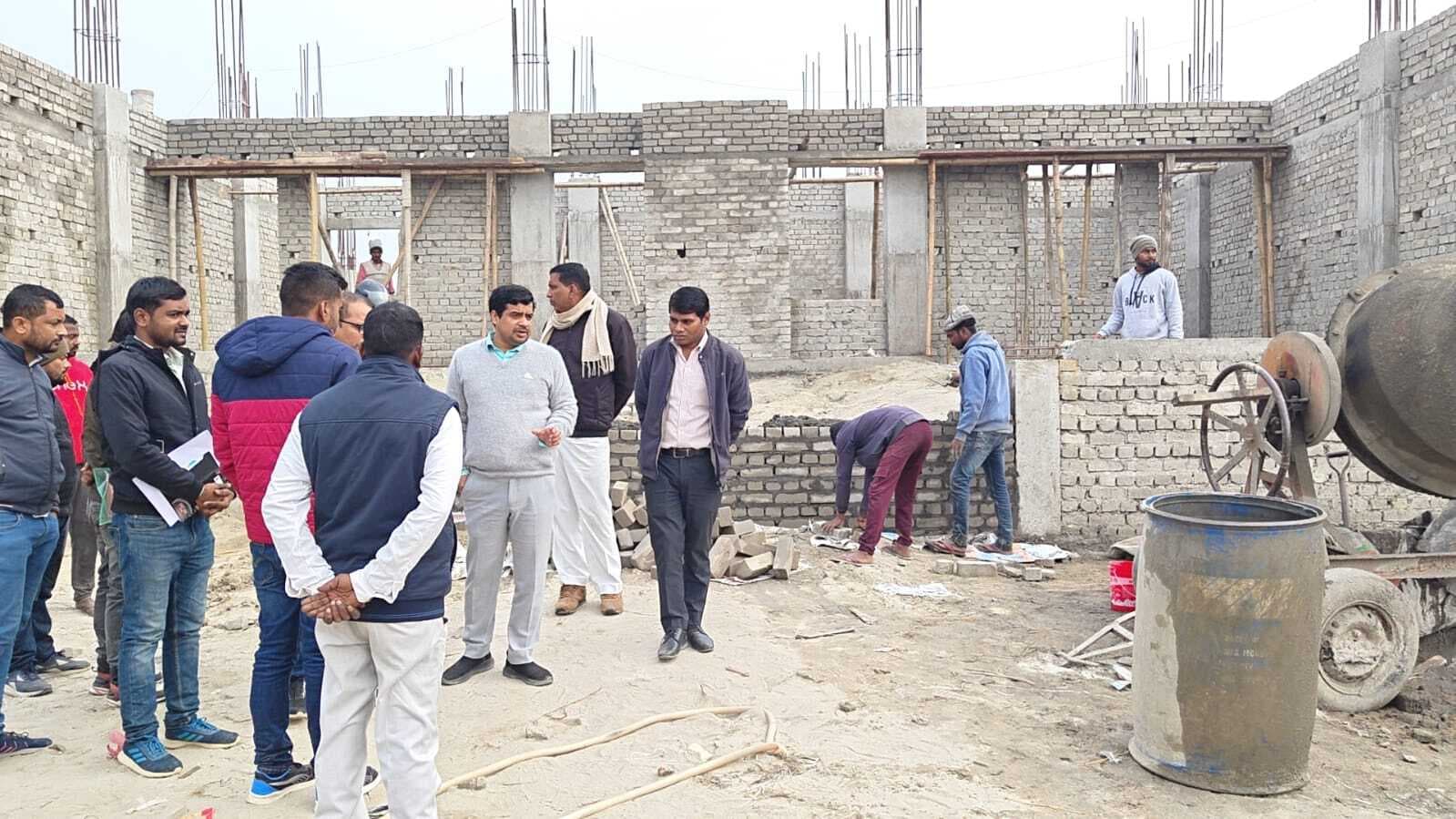 डीएम ने निर्माणाधीन पंचायत सरकार भवन का किया निरीक्षण