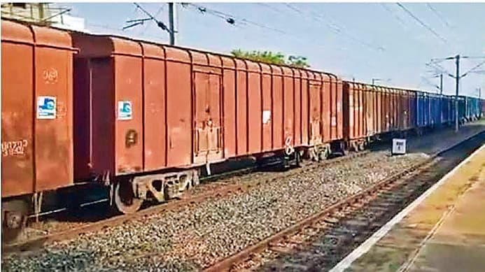 Gaya News : घाट सेक्शन में इंजन फेल, तीन घंटे बाधित रहा डाउन रेल परिचालन