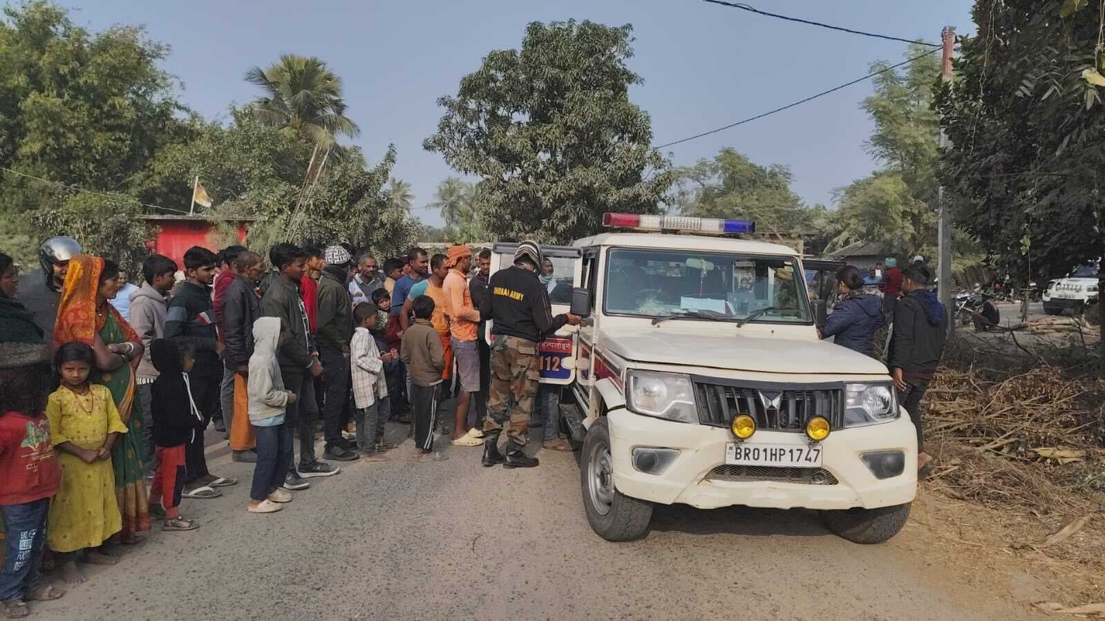 स्थानीय लोगों ने चोरी के आरोप में दो युवकों को पकड़ा, पुलिस को किया हवाले