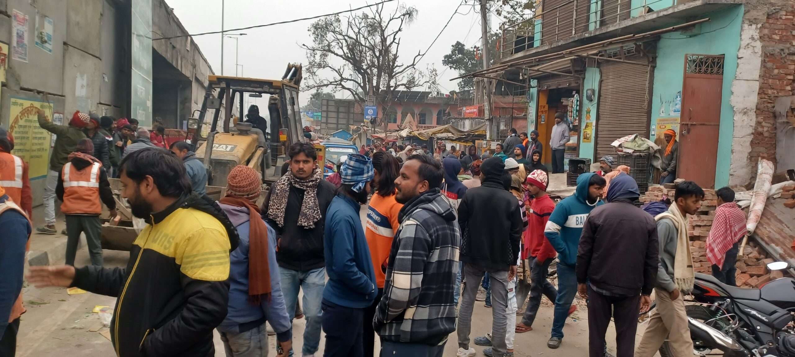 नरेनपुर फोरलेन पर चलाया गया अतिक्रमण हटाओ अभियान