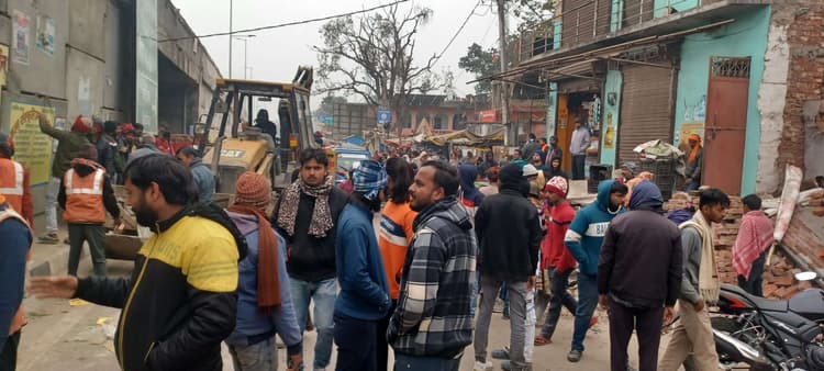 नरेनपुर फोरलेन पर चलाया गया अतिक्रमण हटाओ अभियान