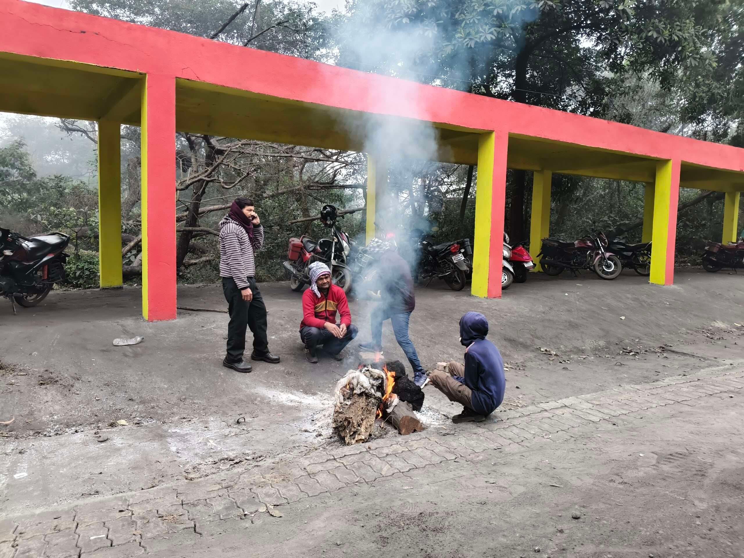 मौसम : कड़ाके की ठंड में अलाव बना सहारा