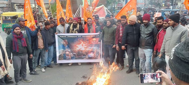 बांग्लादेश में हिंदुओं की हत्या पर  श्रीराम सेना विरोध प्रदर्शन कर पुतला दहन किया