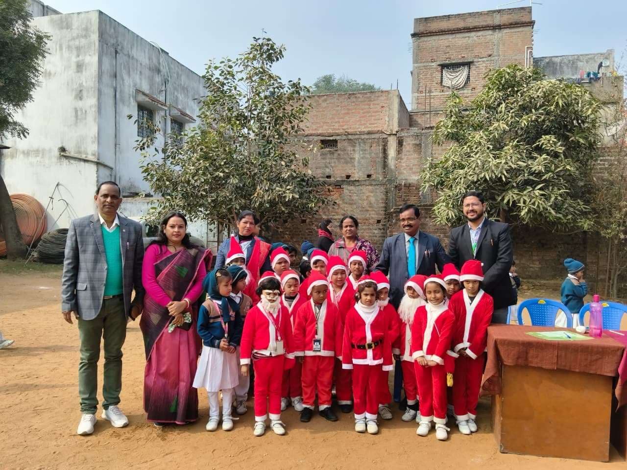 सांता क्लॉज बनकर बच्चों ने खुशी में बांटे उपहार