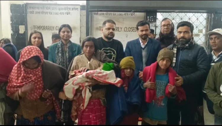 रेलवे स्टेशन पर गरीबों के बीच बांटे गये कंबल