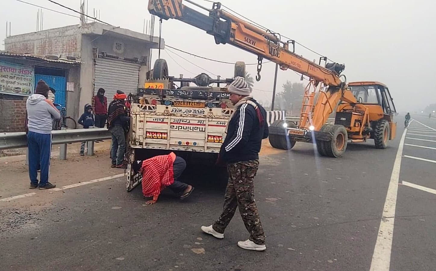 फोरलेन पिकअप वैन पलटी, कोई हताहत नहीं