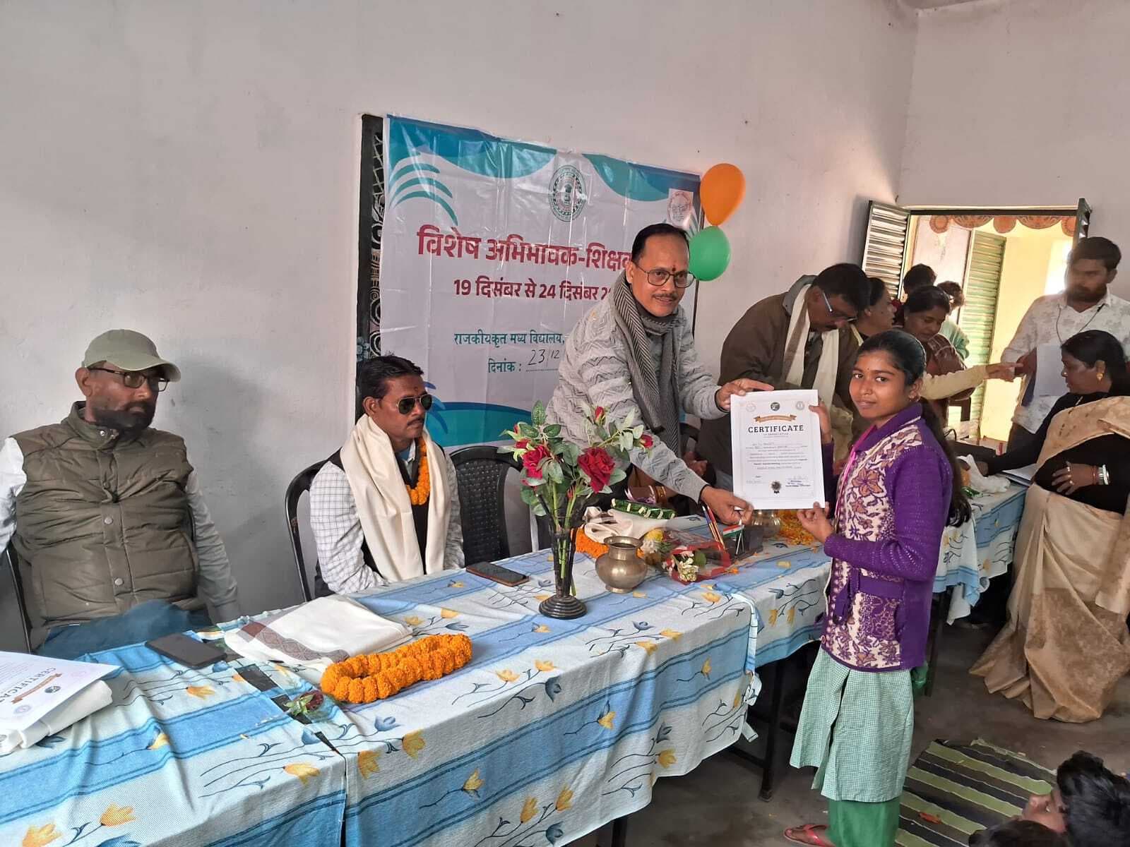 उम्दा शैक्षणिक प्रदर्शन वाले छात्र-छात्राओं को किया सम्मानित