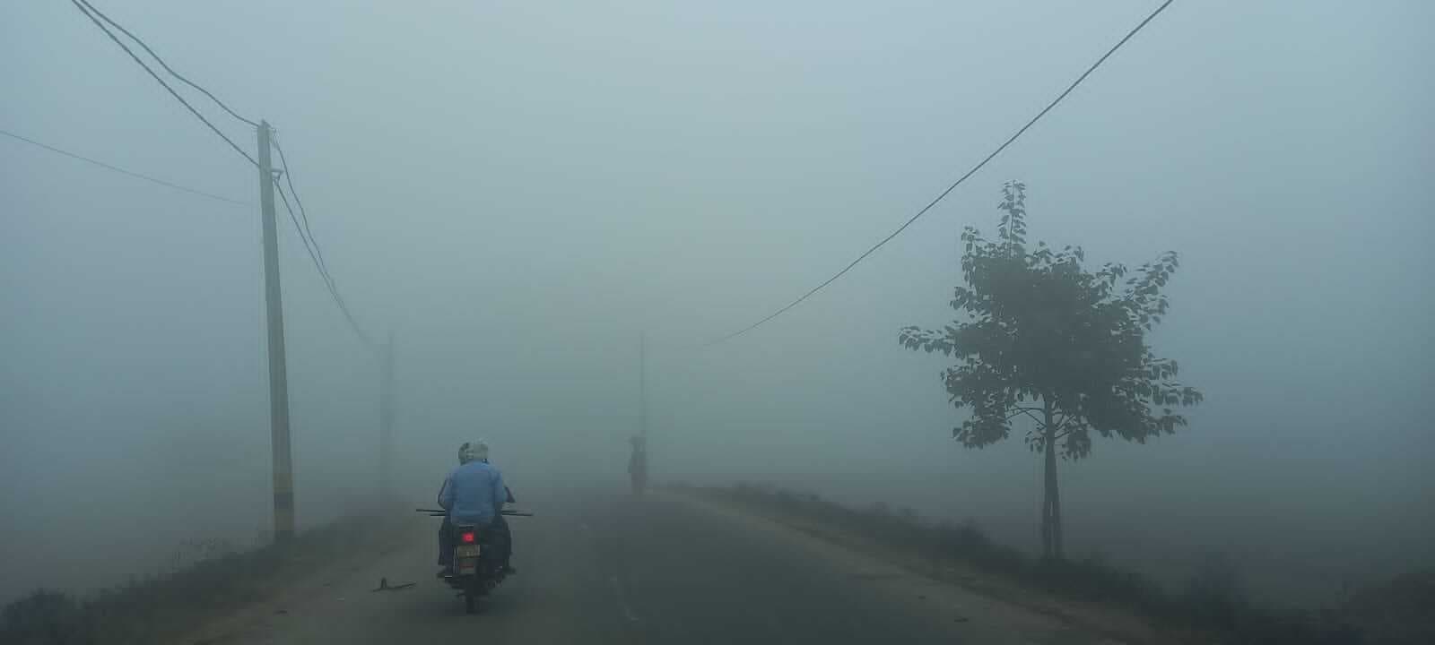 घरों में दुबकने को मजबूर हुए लोग