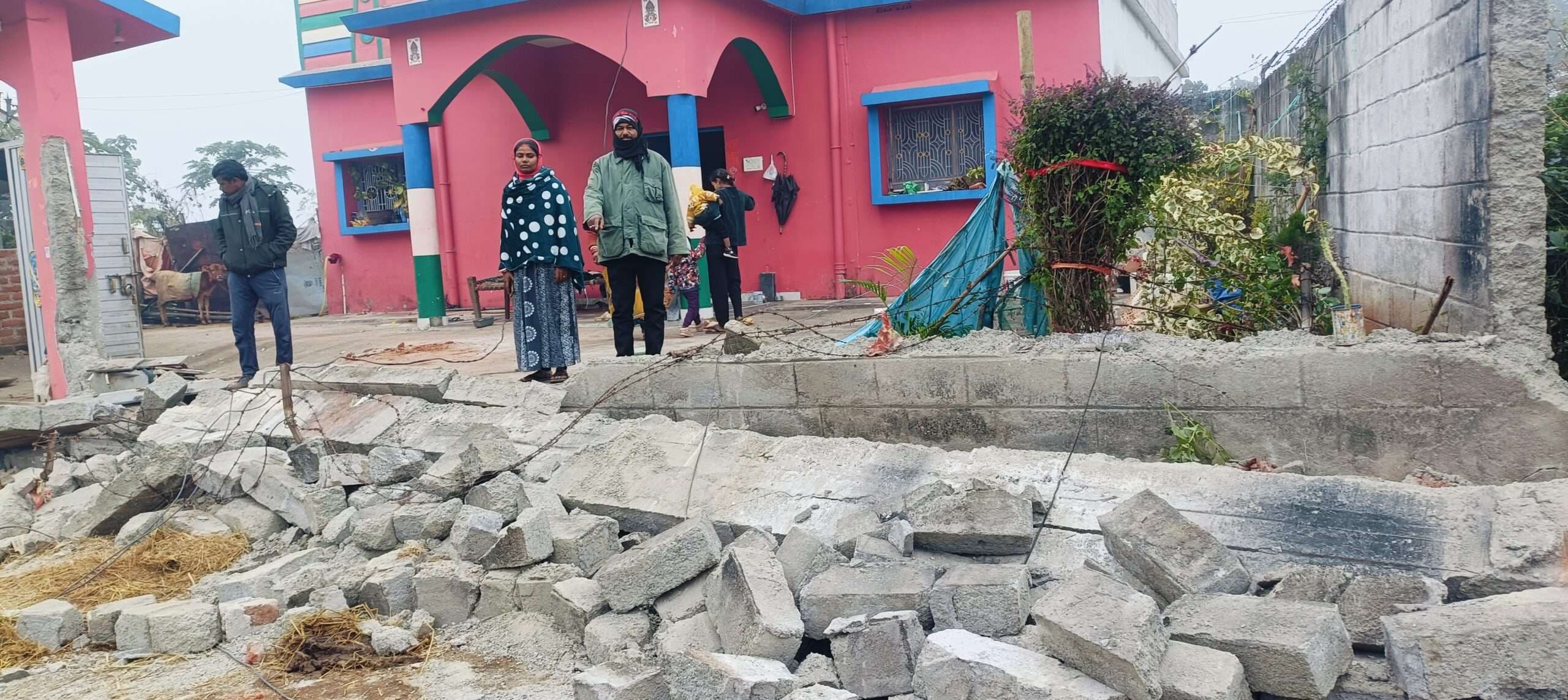 Giridih News :दामाद ने ससुराल में मचाया उत्पात, बाउंड्रीवाल ध्वस्त करायी