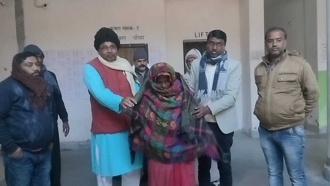 जरूरतमंदों के बीच किया गया कंबल का वितरण