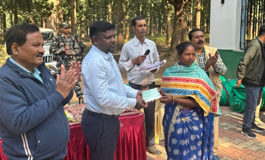 Chaibasa News : हाथी से क्षति पर 12 ग्रामीणों को 14.62 लाख रुपये मुआवजा मिला, विधायक ने चेक दिये