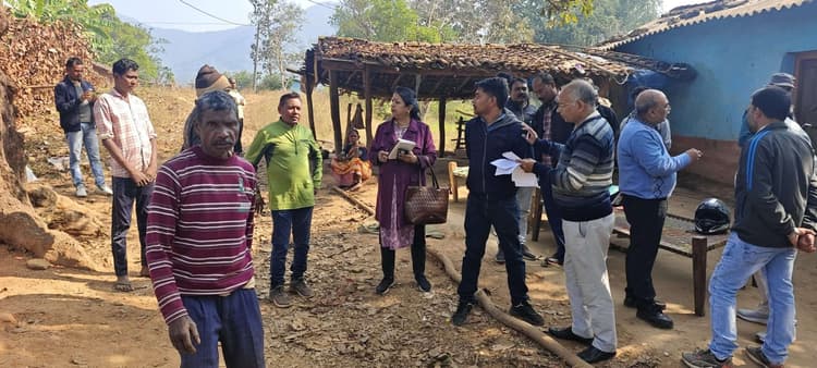 Chaibasa News : झाड़-फूंक के चक्कर में न पड़ें, बीमार पड़ने पर अस्पताल जायें : डॉ अनिल