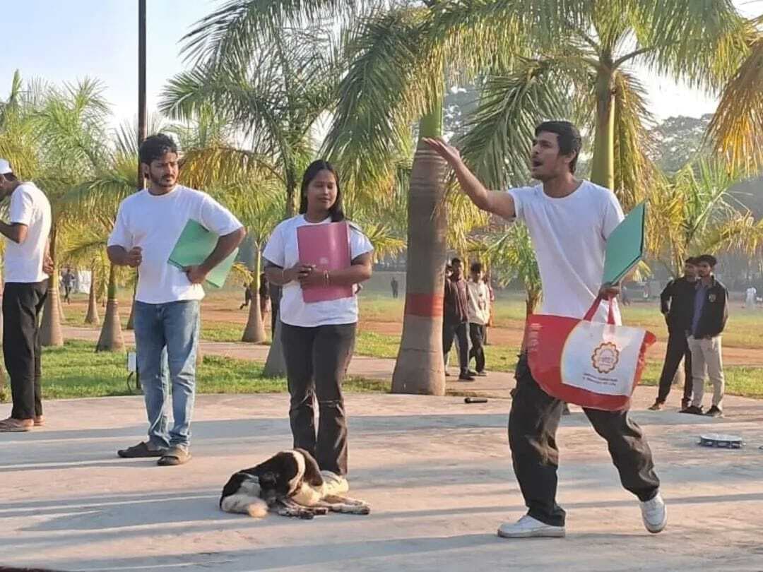 Madhubani News : नुक्कड़ नाटक कर उपभोक्ताओं को अधिकार के प्रति किया जागरूक