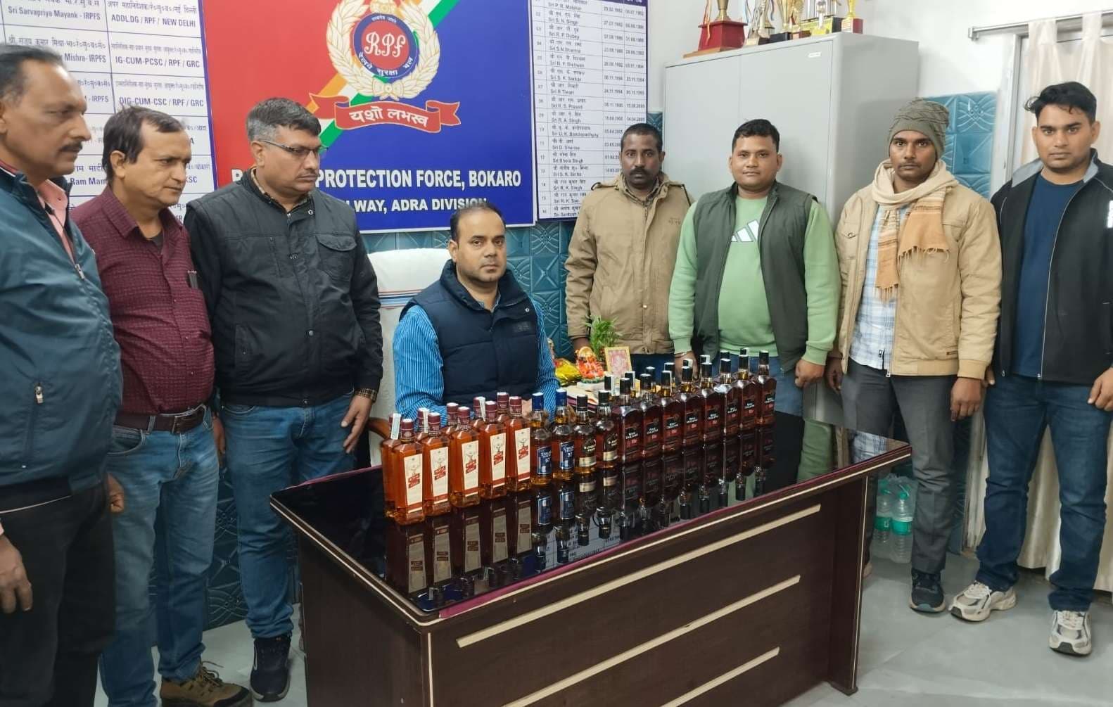 Bokaro News : कोसी सुपर एक्सप्रेस से शराब की 30 बोतलें जब्त