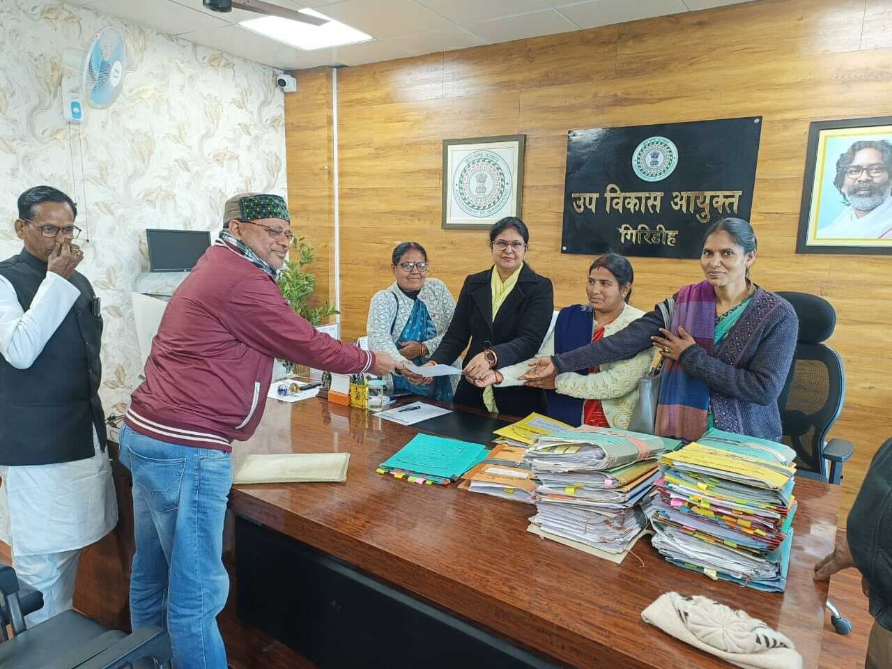 Giridih News :आंगनबाड़ी संघ ने डीडीसी को सौंपा मांग पत्र