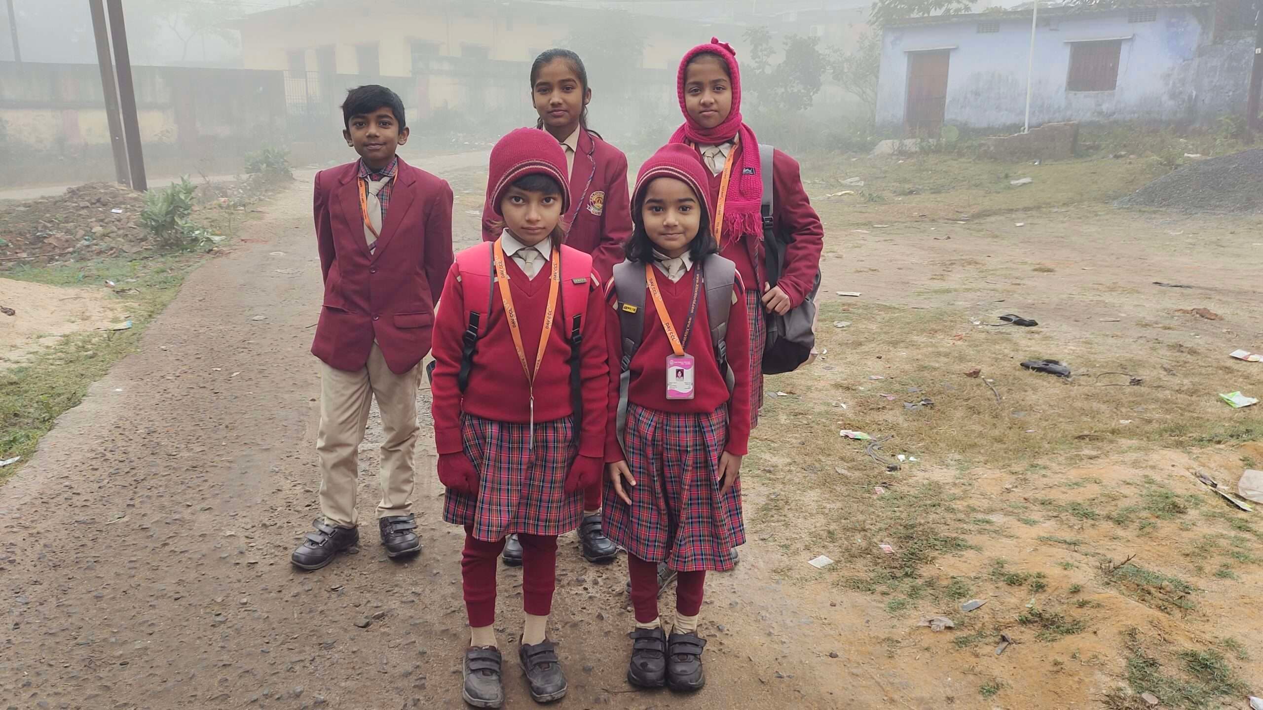 Giridih News :कोहरा से जनजीवन प्रभावित, स्कूली बच्चों को आफत