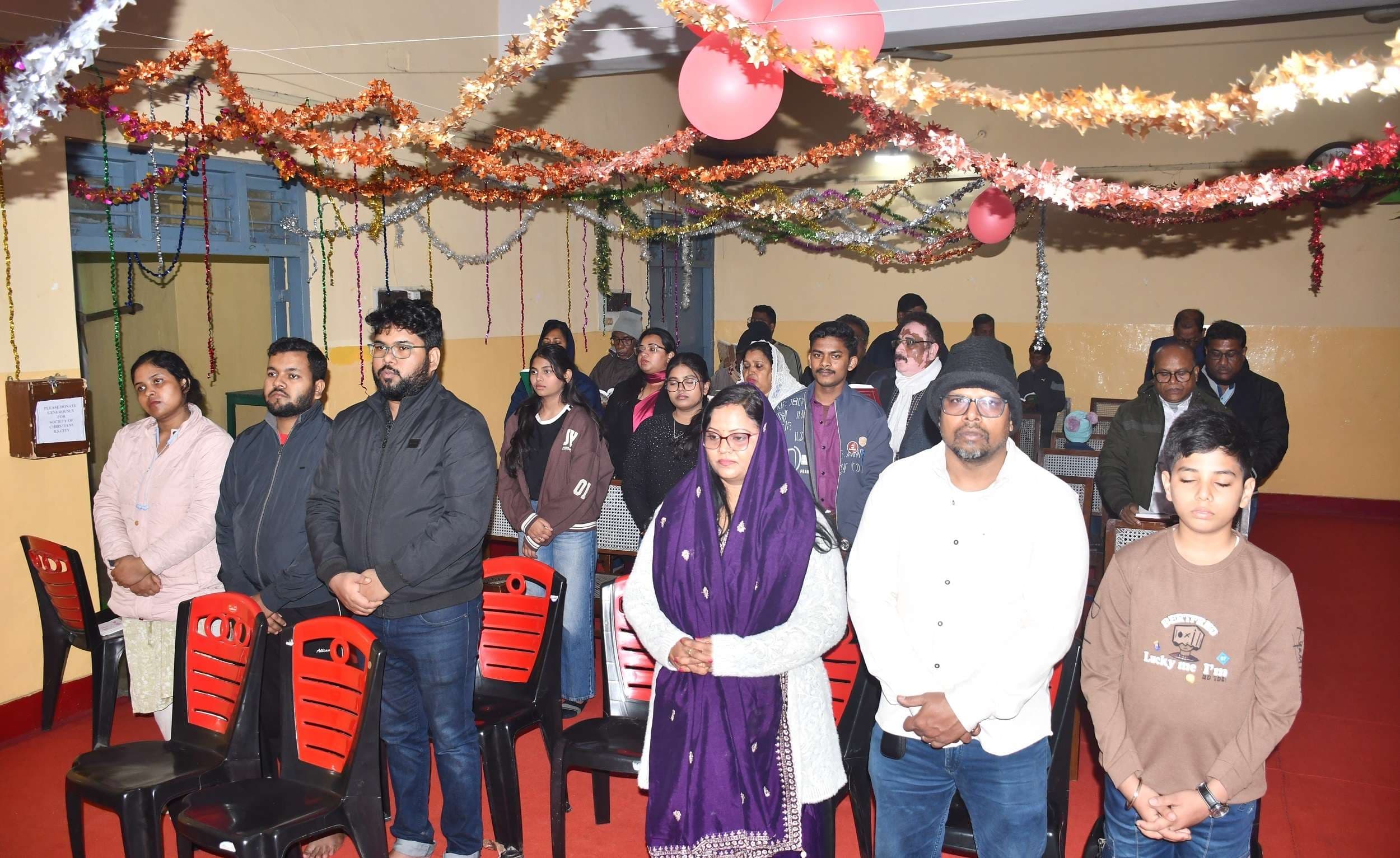 Bokaro News : चर्च में गूंजे कैरोल, जन्मे प्रभु यीशु, छाया उल्लास