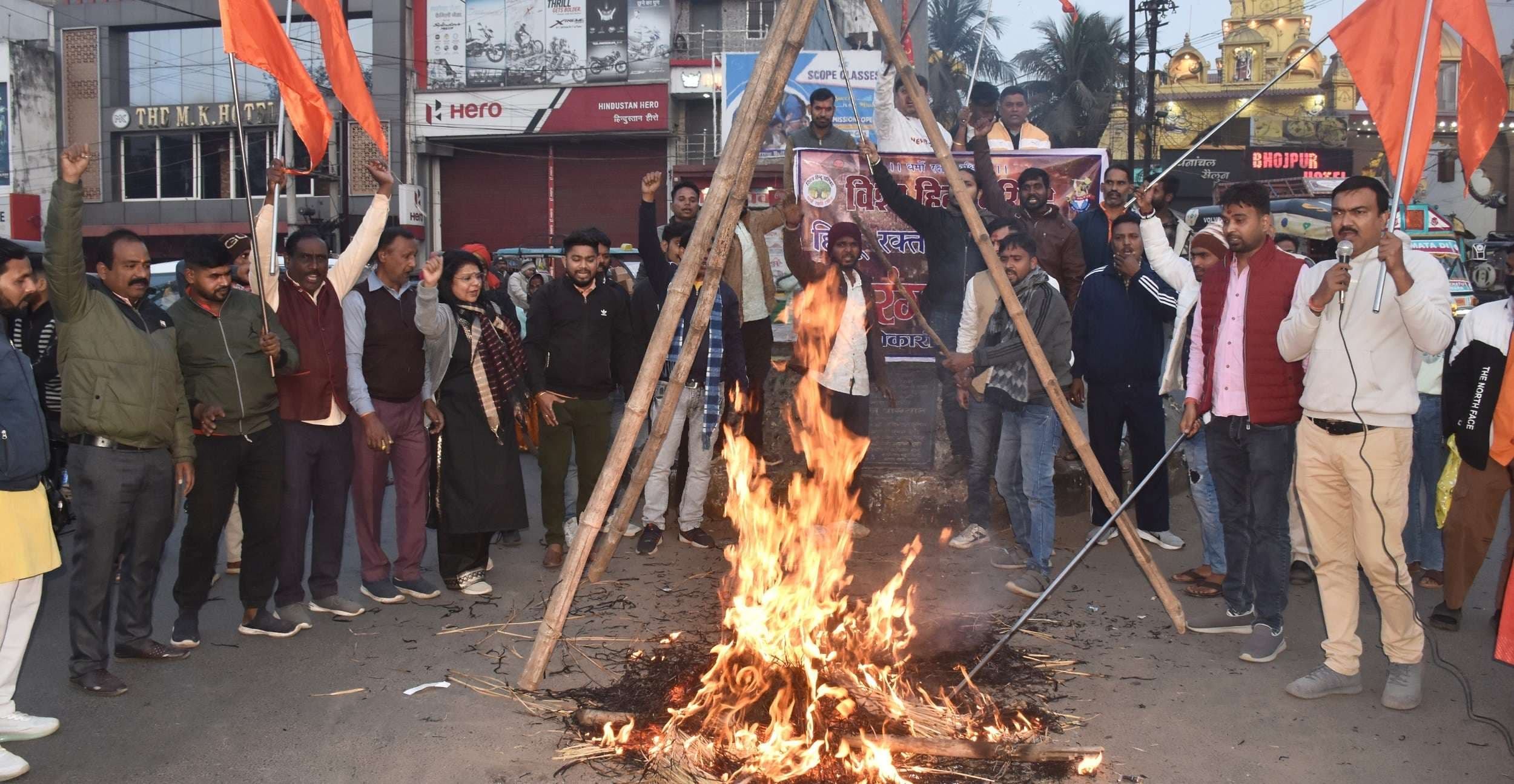 Bokaro News : विहिप व बजरंग दल ने बांग्लादेश सरकार का पुतला फूंका