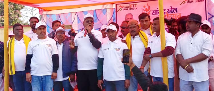 Bokaro News : मैराथन दौड़ के विजेता व उपविजेता को सांसद ने किया सम्मानित