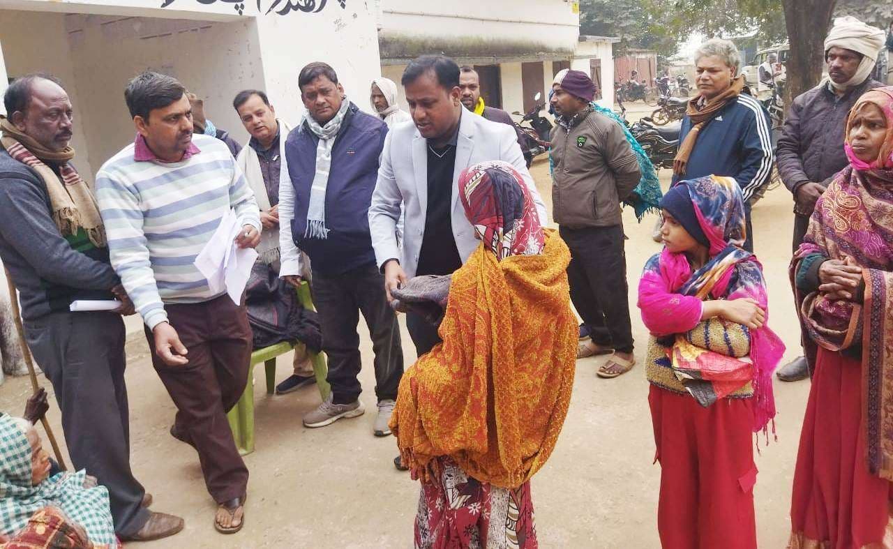 सरकारी स्तर से जरूरतमंदों के बीच कंबल का वितरण