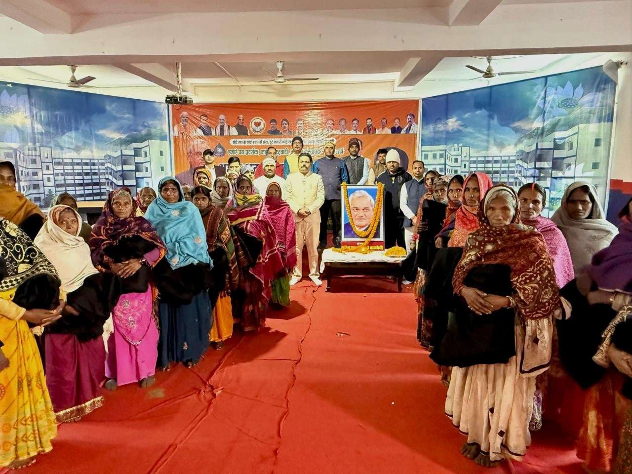 भारतरत्न की जयंती पर जरूरतमंदों के बीच बांटे गये कंबल