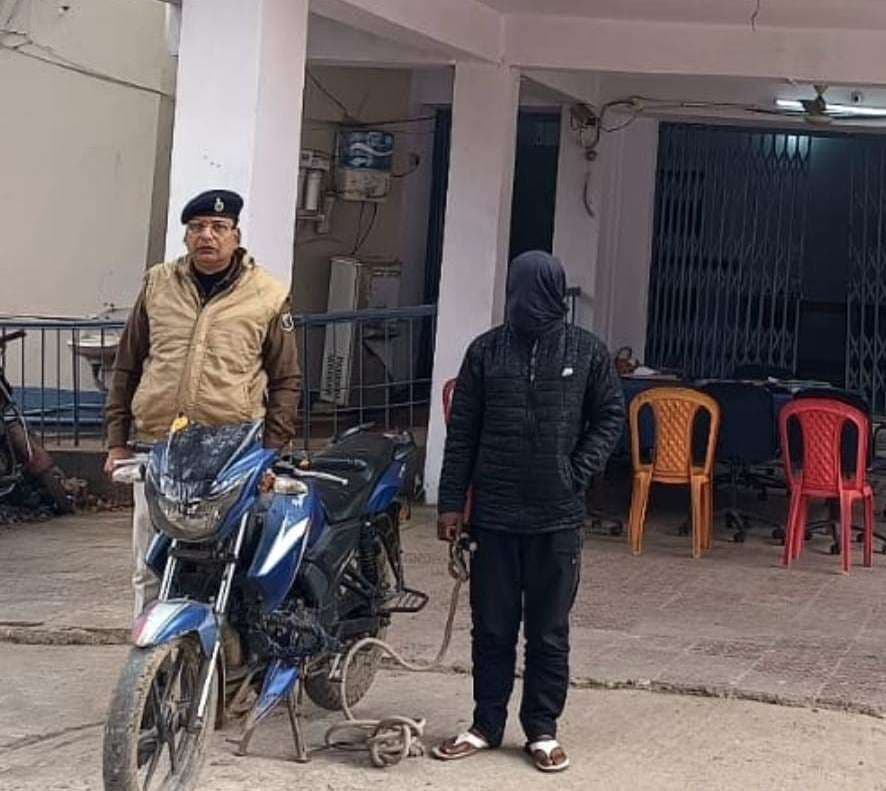 सिपहा लख के पास से चोरी की बाइक के साथ युवक गिरफ्तार