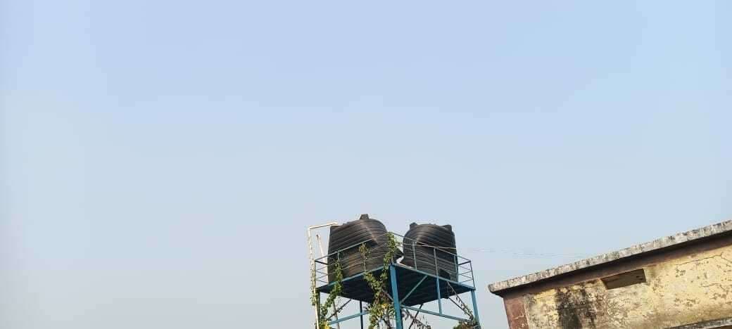 Motihari: नलजल योजना की फटी टंकी, आपूर्ति बाधित