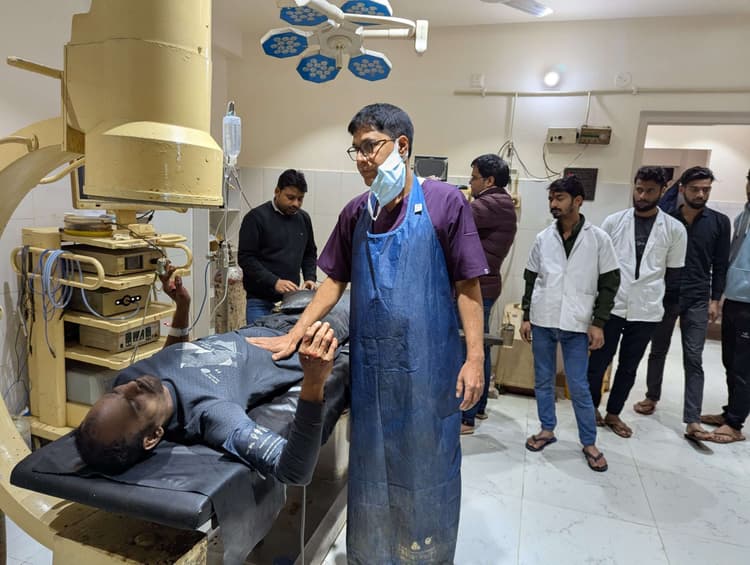 आरा में हथियारबंद बदमाशों ने लखीसराय निवासी बावर्ची को मारी गोली