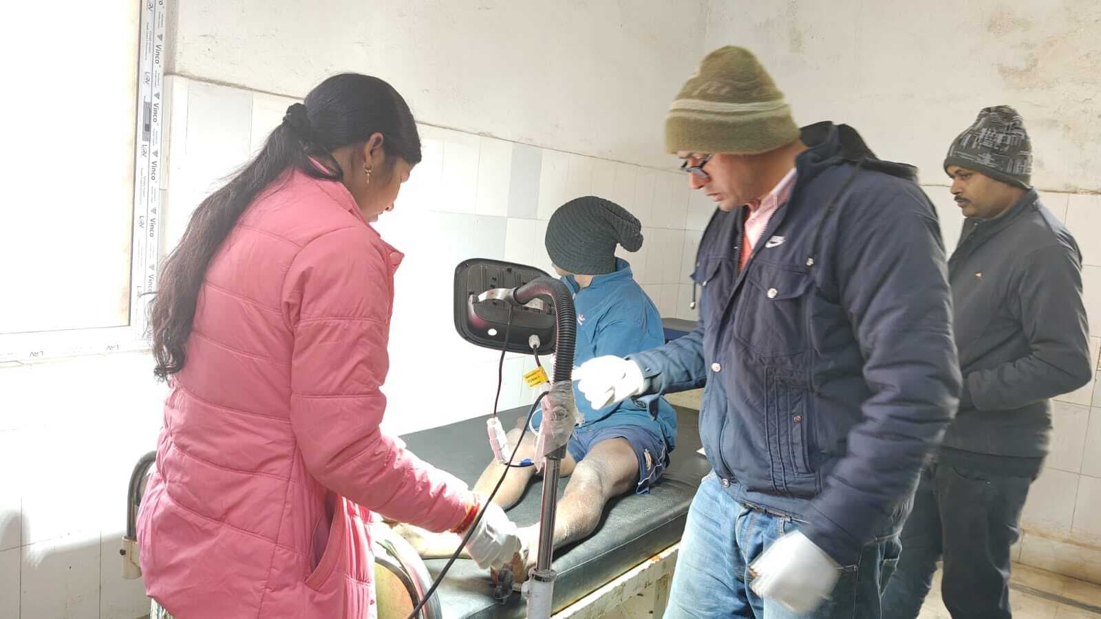 लकड़ी काटने के दौरान कुल्हाड़ी से युवक घायल